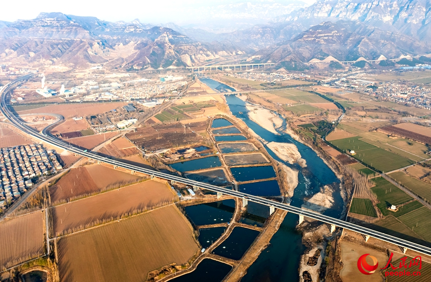沿太行山高速西延济源段。人民网记者 王玉兴摄