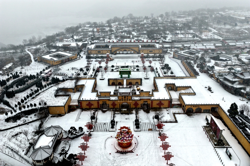 雪中地坑院美轮美奂。何东阁摄