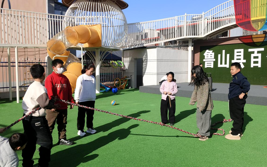 改造后的场地上，孩子们在愉快地玩耍。鲁山县委宣传部供图