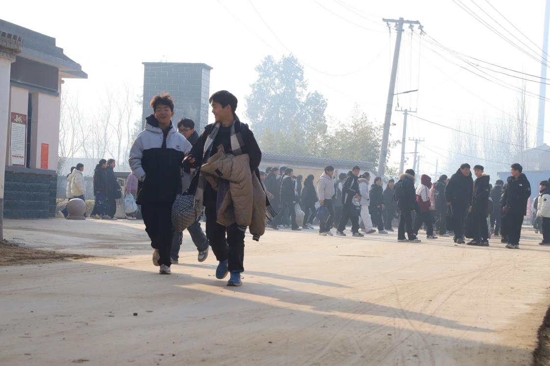 放学后学生们走在新修的路上回家。受访者供图