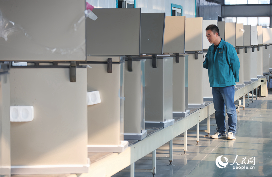 生产车间内，工人在忙着生产。人民网记者 霍亚平摄