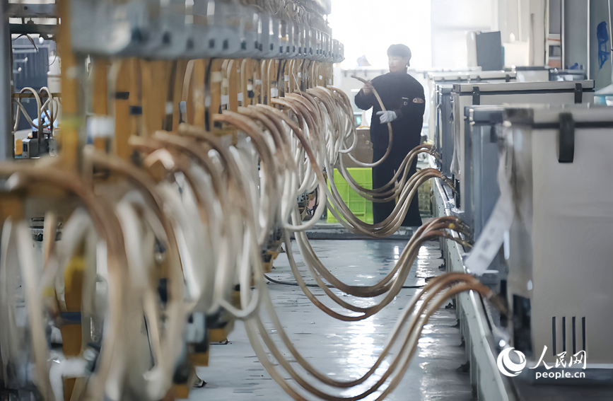 生产车间内，工人在忙着生产。人民网记者 霍亚平摄