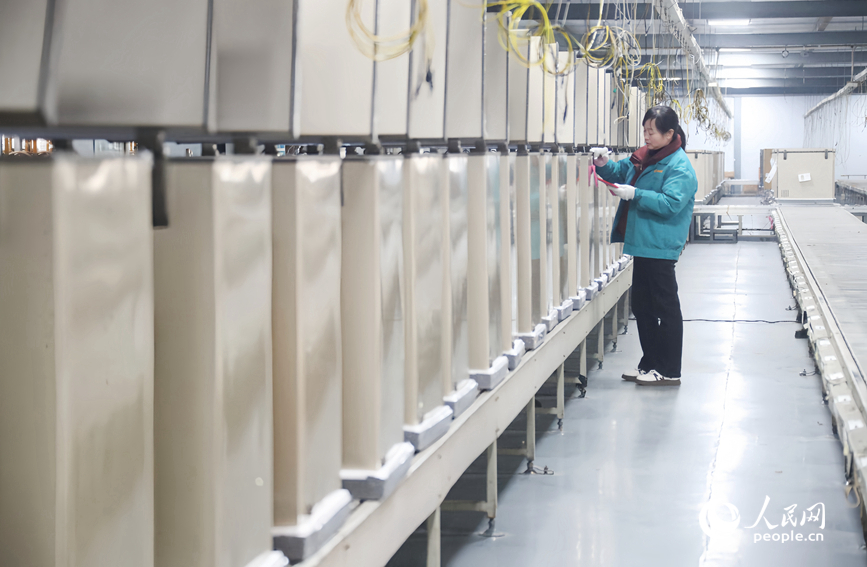 生产车间内，工人在忙着生产。人民网记者 霍亚平摄