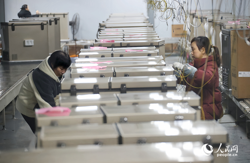 生产车间内，工人在忙着生产。人民网记者 霍亚平摄