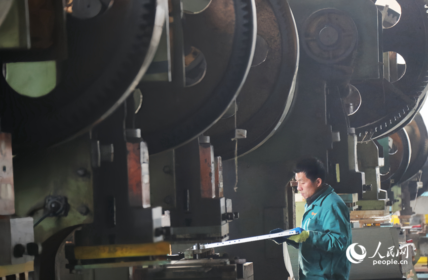 生产车间内，工人在忙着生产。人民网记者 霍亚平摄