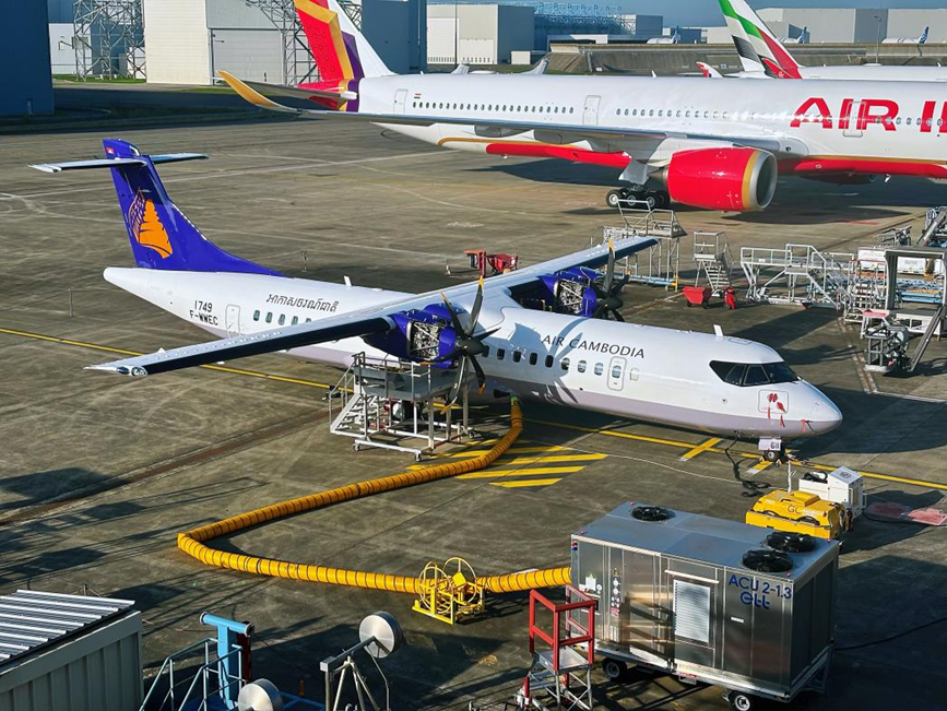 图为河南航投租赁成功向柬国航交付ATR72-600飞机。郑州航空港区供图