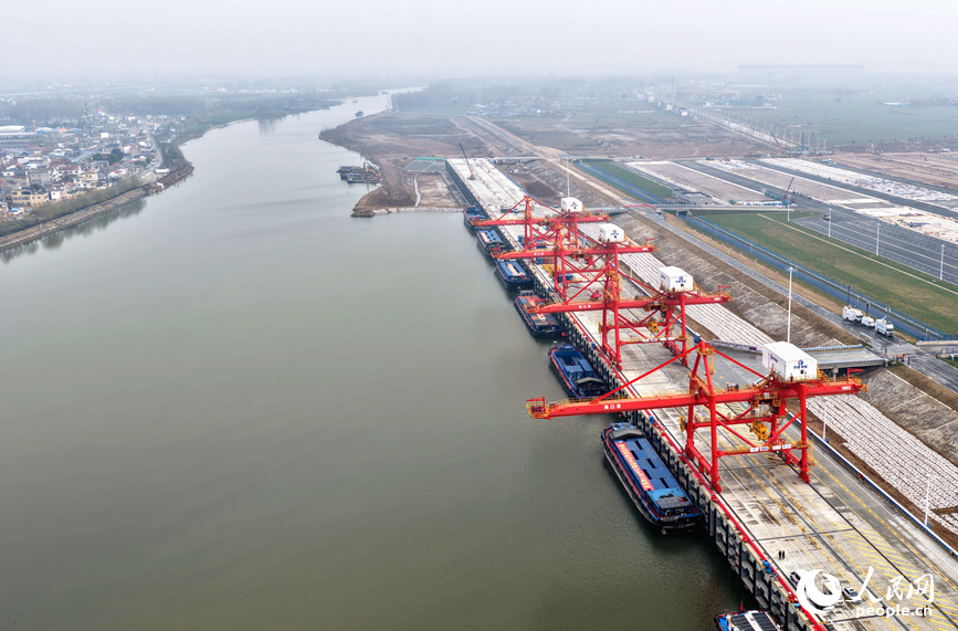 周口中心港作业区码头。人民网记者 王玉兴摄