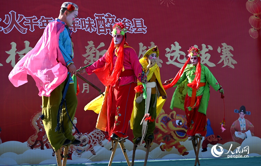 高跷表演。人民网记者 王玉兴摄