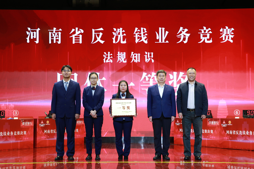 为获奖者颁奖。