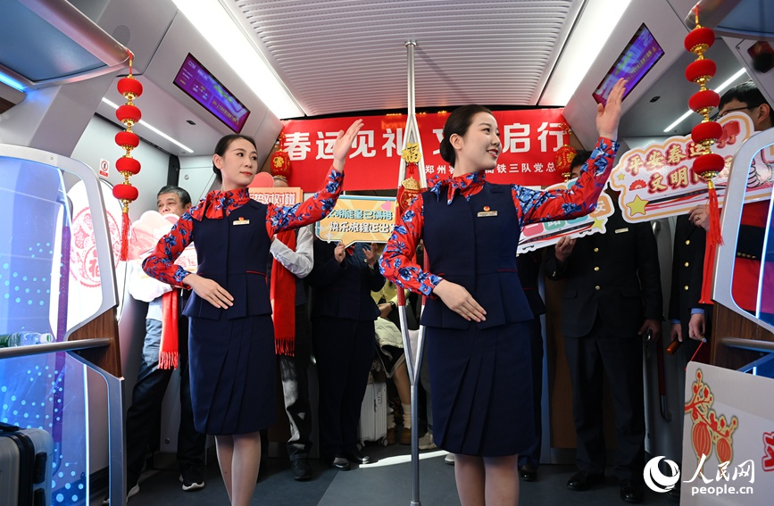 C2768次城際列車上，乘務員表演手語。人民網記者 王玉興攝