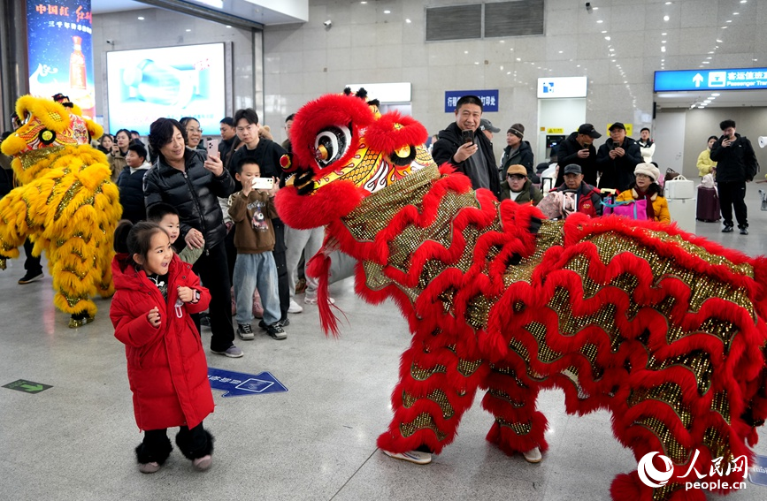 洛阳龙门站，小朋友参与舞狮互动。人民网记者 王玉兴摄