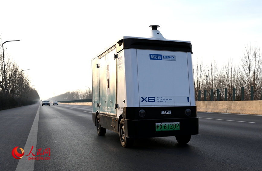 無人配送車行進中。人民網記者王玉興攝
