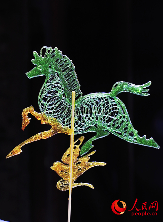 王岐洋为马年春节创作的糖画——“马踏飞燕”。人民网记者 常力元摄