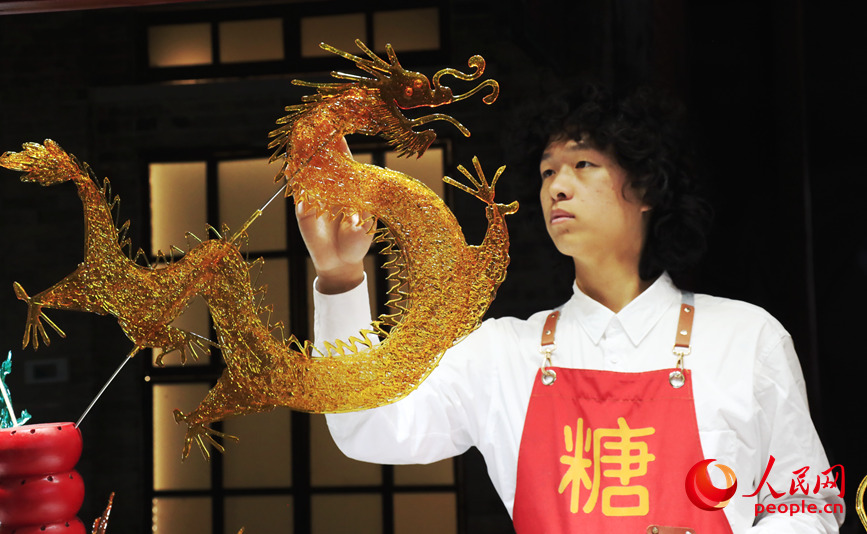 王岐洋制作的糖画——金龙。人民网记者 常力元摄