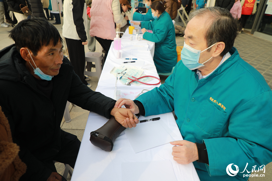 把脈問診。人民網 程明輝攝