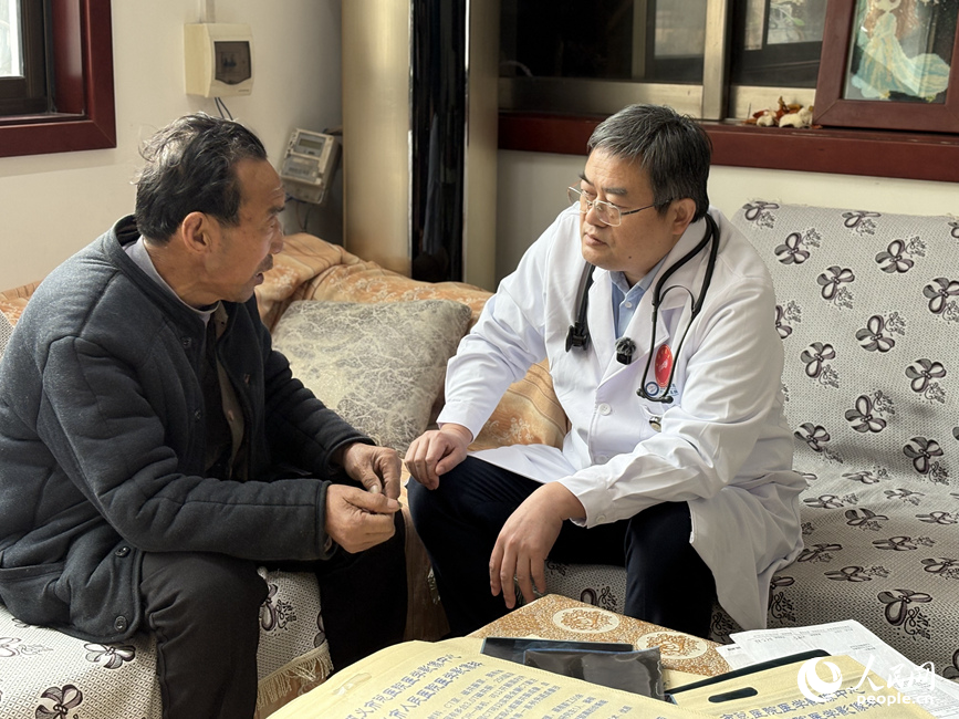 深入基層，入戶義診。人民網 程明輝攝