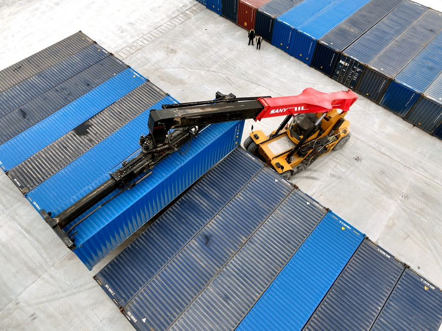 2月5日，在新郑市中欧班列集结中心东作业区，准备发往老挝的集装箱正在装车。栗璋鹏摄