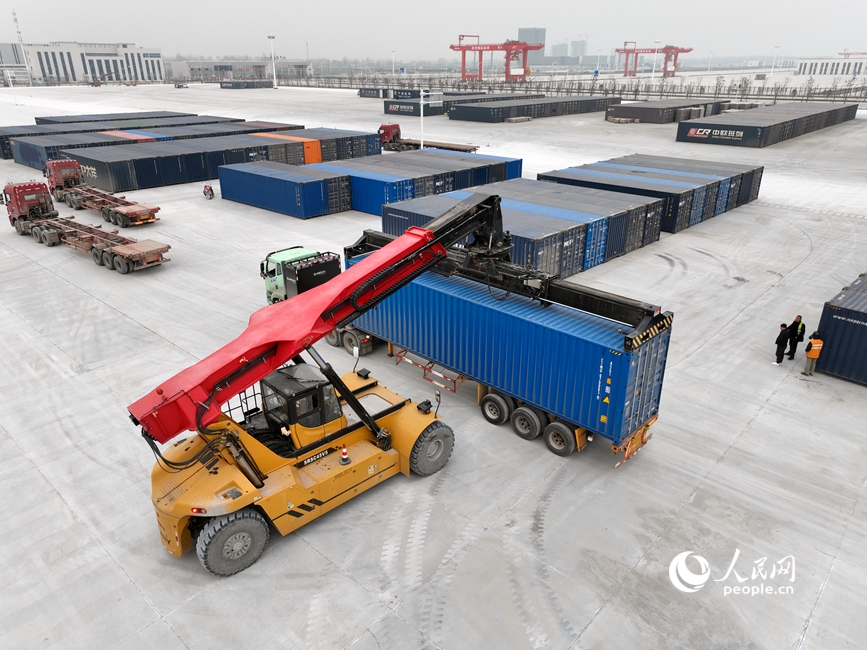2月5日,在新郑市中欧班列集结中心东作业区,准备发往老挝的集装箱正在装车。人民网记者 辛静摄