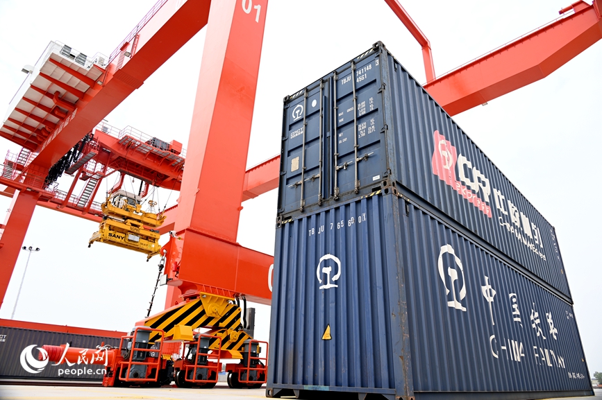 高效开行不仅保障了河南及周边省份企业生产运输需求，也深化了中原地区与老挝及周边国家的经济交流与合作。人民网记者 辛静摄