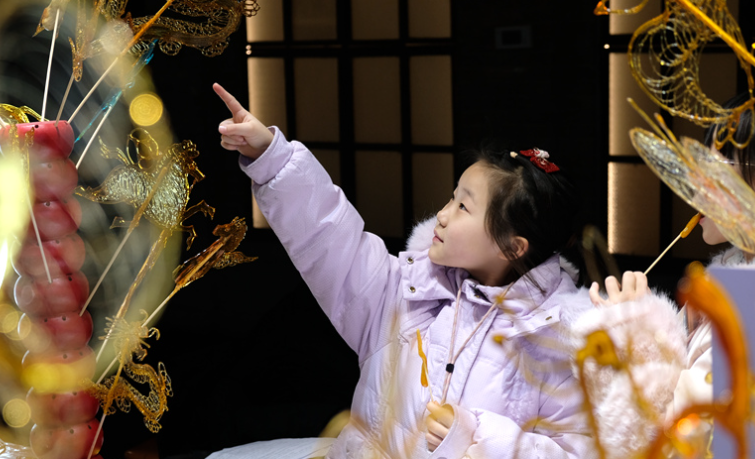 新春走基层丨“00后”的甜蜜“守艺”