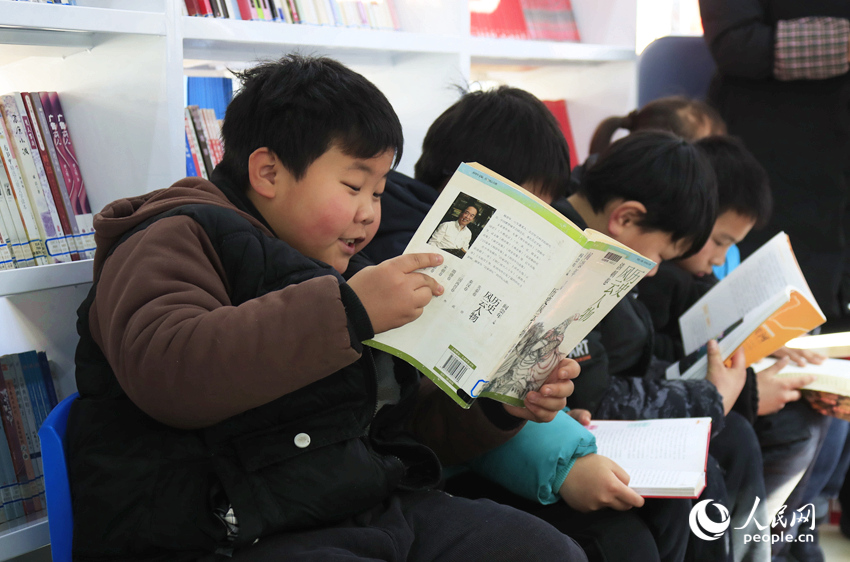 孩子们在图书车上阅读。人民网记者 慎志远摄