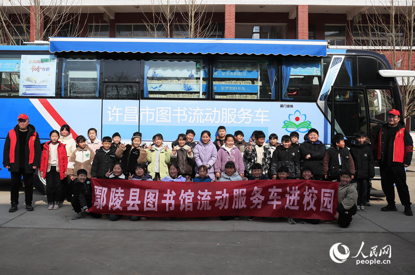 流动图书服务车进校园。人民网记者 慎志远摄