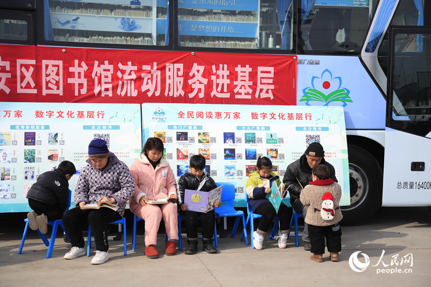 流动图书服务车将丰富多样的阅读资源直接送达基层群众身边。人民网记者 慎志远摄