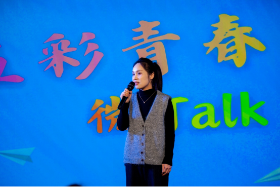 智甜甜在金佰汇时代广场开展“五彩青春微Talk”理论宣讲。 姚广辉摄