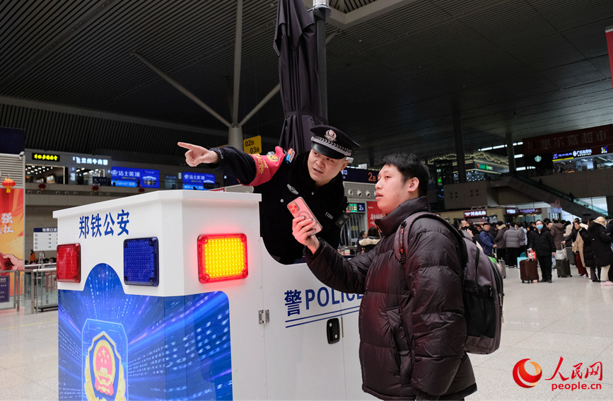 郑州东站派出所投用新型智能巡逻瞭望台，为旅客及时解决问题。人民网记者 常力元摄