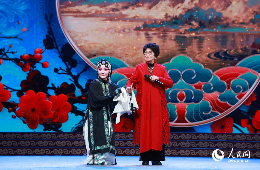 来自全国各地的戏曲名家登台演出，展现稀有剧种的深厚底蕴与创新活力。人民网记者 肖懿木摄