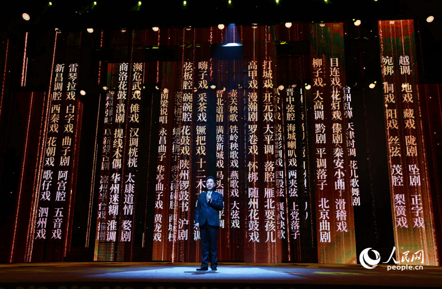 李树建围绕剧种保护、传承创新等内容进行主题推介。人民网记者 肖懿木摄