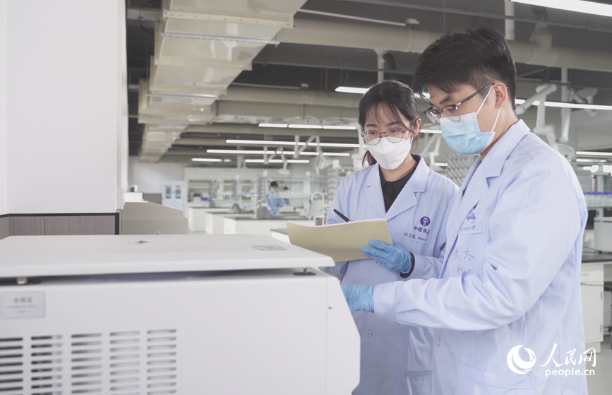 中原食品实验室内,科研人员专注地开展工作。人民网记者 王佩摄