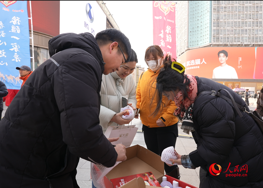 郑州市民一站式采购哈密特产。人民网记者 尚明桢摄 