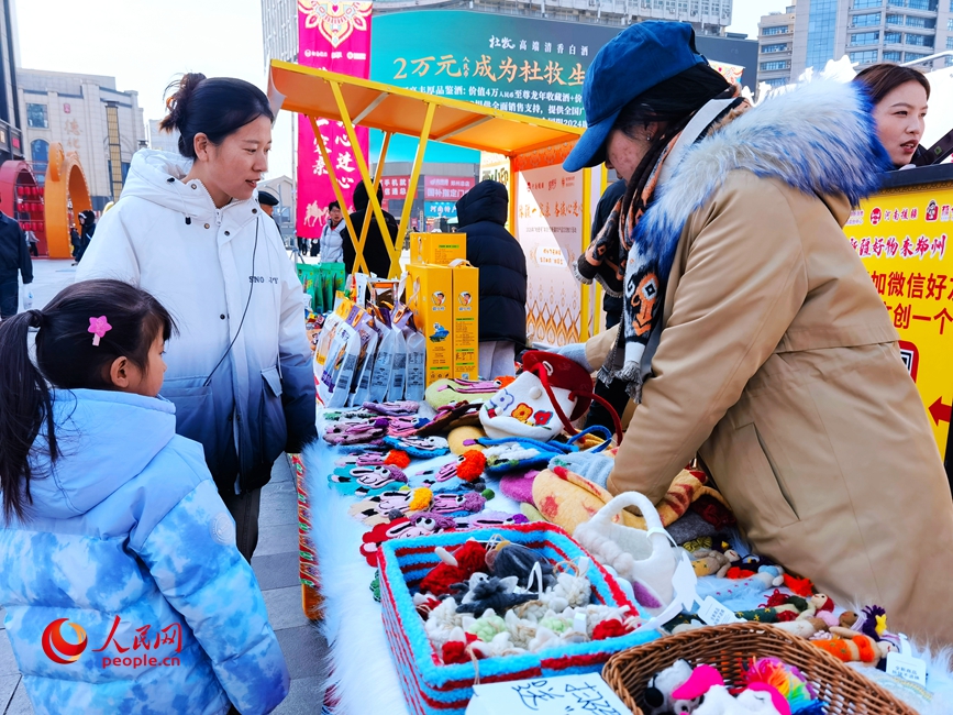 郑州市民一站式采购哈密特产。人民网记者 尚明桢摄 