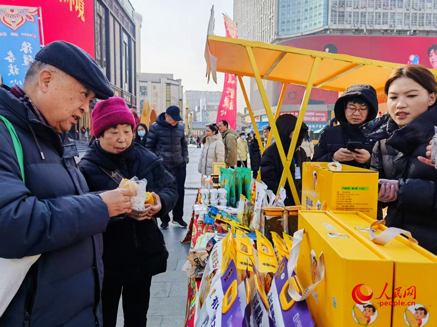 郑州市民一站式采购哈密特产。人民网记者 尚明桢摄 