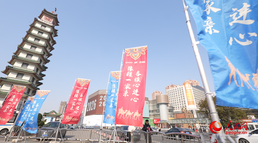 作为郑州核心商圈，二七广场依托庞大客流与多元消费场景，为哈密特色好物搭建展示平台。人民网记者 尚明桢摄 