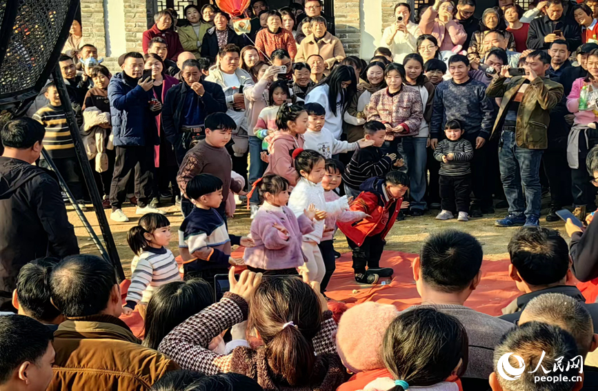 游人如織。人民網記者 王佩攝