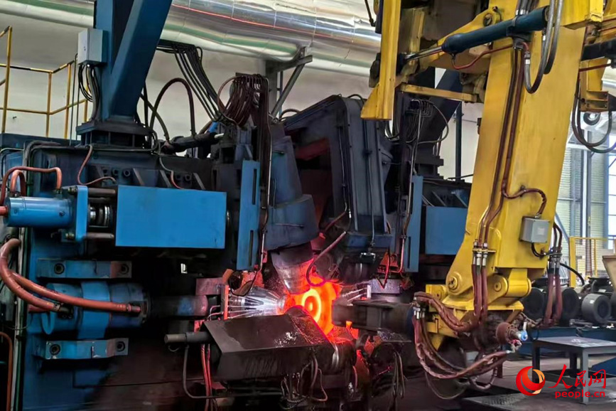 車輪被送進軋機。人民網 程明輝攝