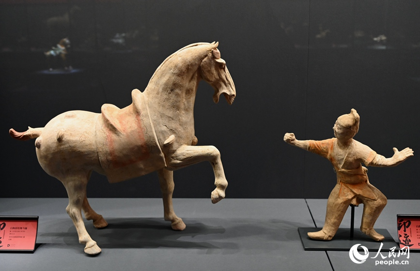 白陶彩绘舞马俑(唐代)。人民网记者 王玉兴摄