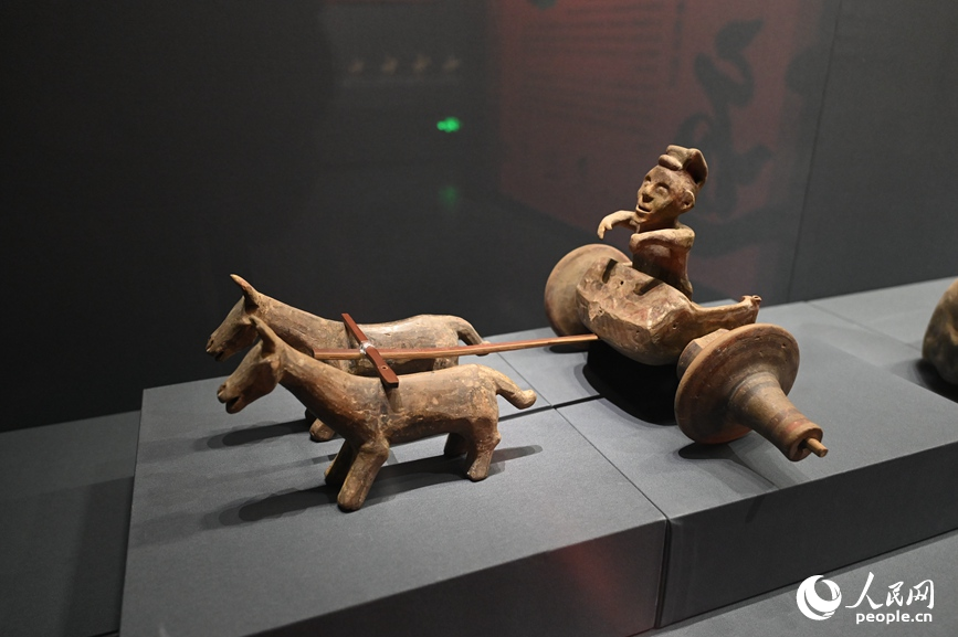 灰陶彩绘马拉车俑（战国）。人民网记者 王玉兴摄