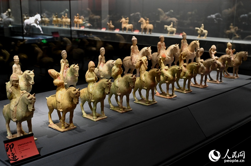 青釉彩绘伎乐骑马俑（唐代）。人民网记者 王玉兴摄