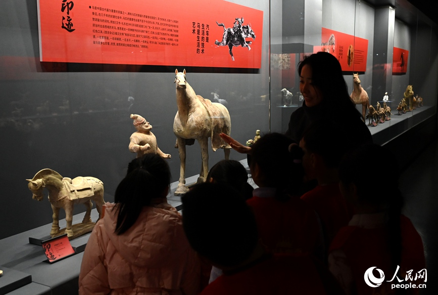 研学团队参观展览。人民网记者 王玉兴摄