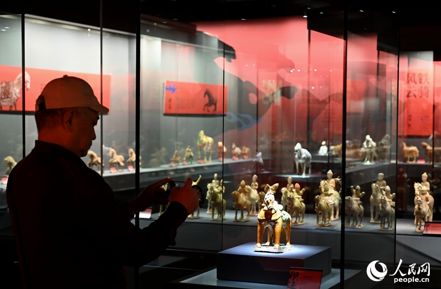 游客在参观拍摄。人民网记者 王玉兴摄