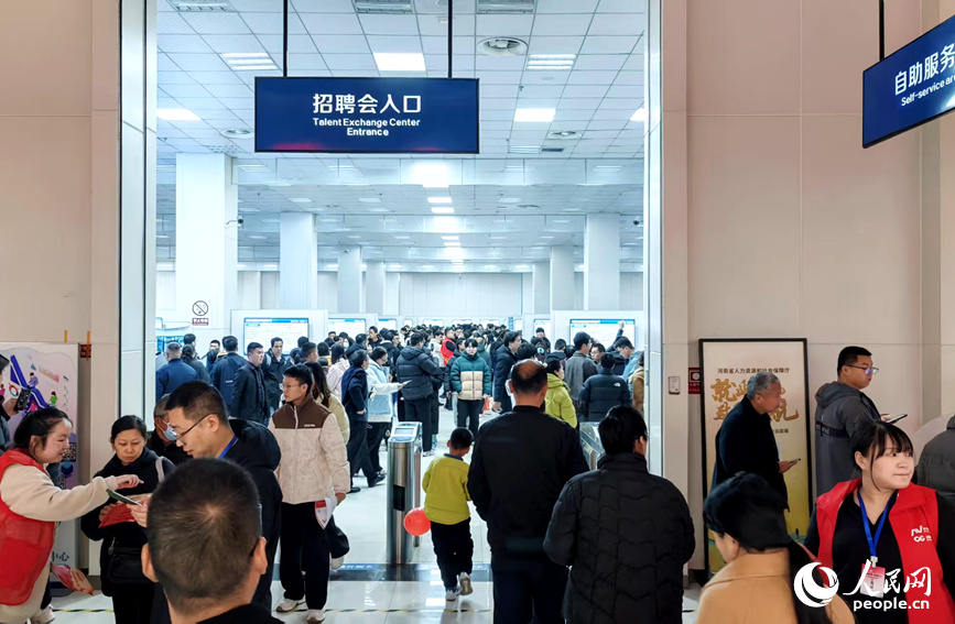 招聘会现场。人民网记者 杨晓娜摄