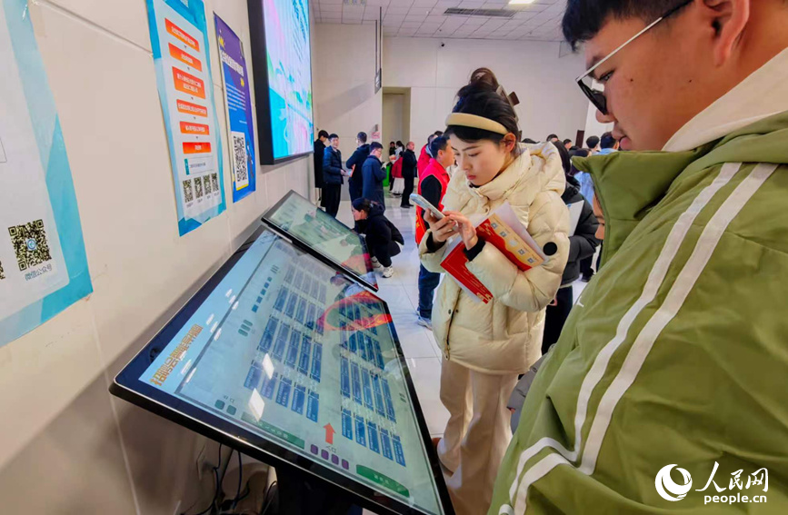 招聘会现场。人民网记者 杨晓娜摄