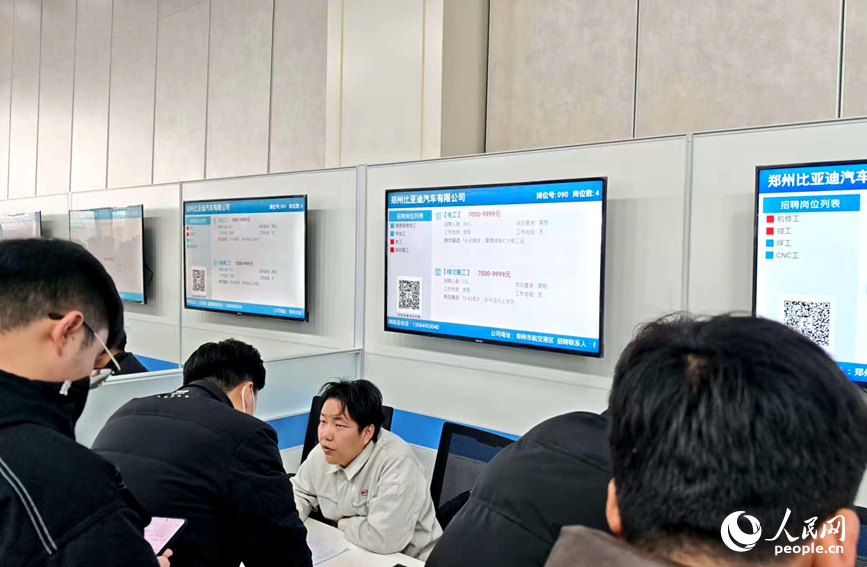 招聘会现场。人民网记者 杨晓娜摄