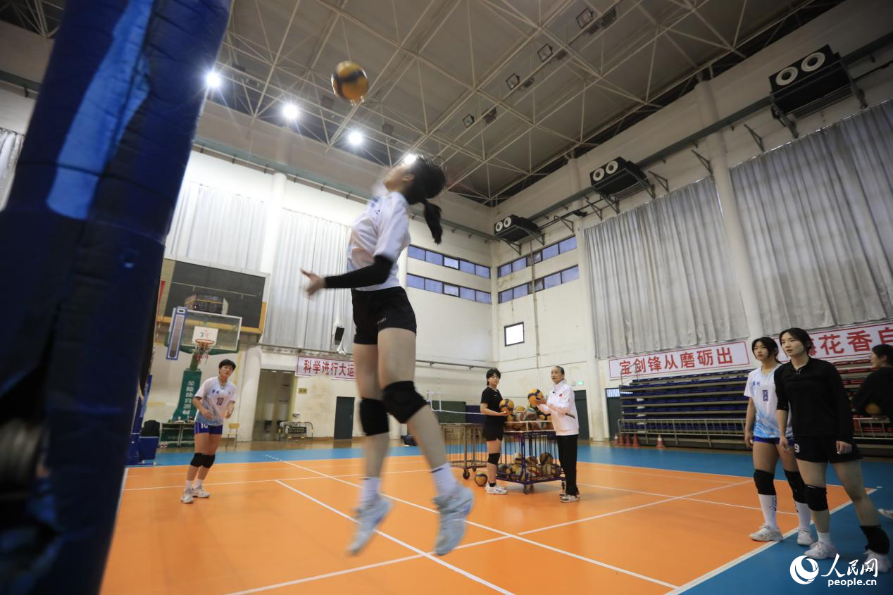 排球小队员起跳、展体、扣杀一气呵成。人民网记者 慎志远摄
