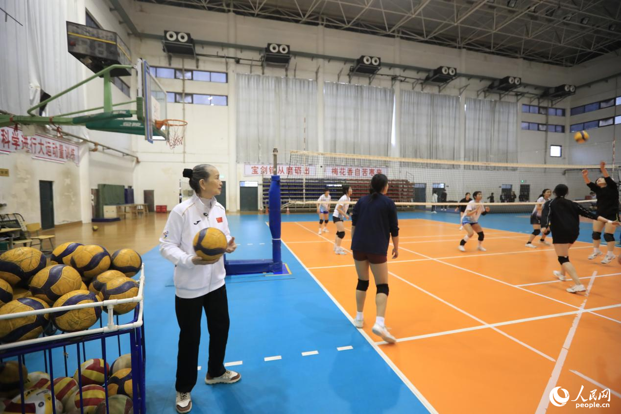 严师与暖奶奶的模样,在这个新春的体育馆里,揉成了最温暖的陪伴。人民网记者 慎志远摄