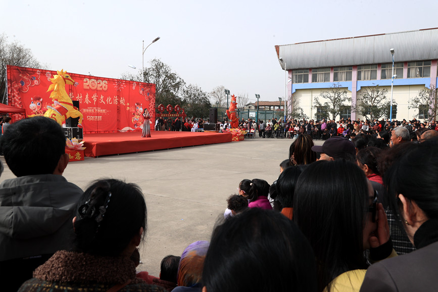 2月22日，陕州区大营镇大营村春节文化活动现场人头攒动。李东强摄