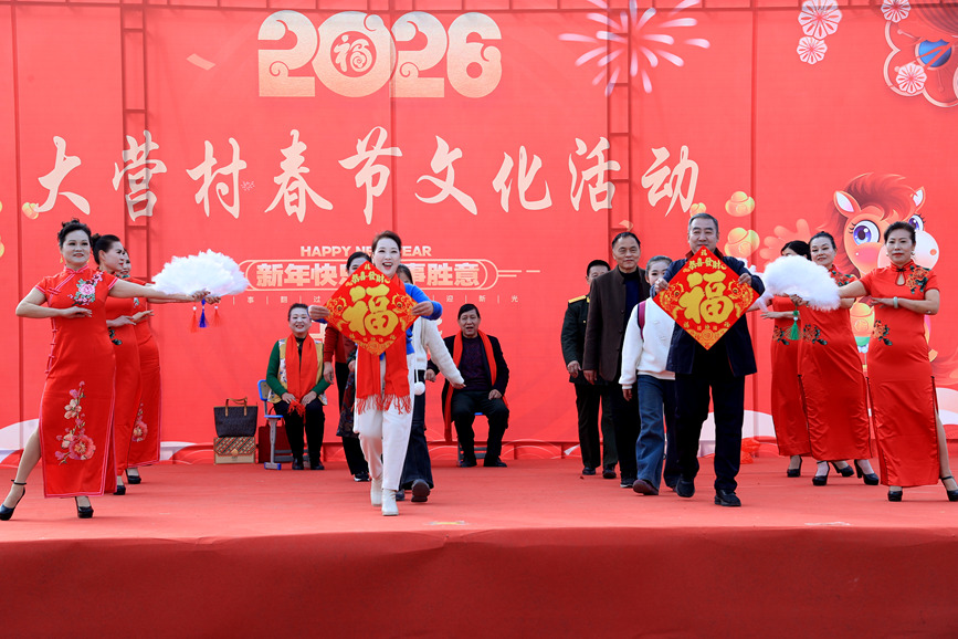 2月22日，陕州区大营镇大营村春节文化活动新春送福  李东强 摄